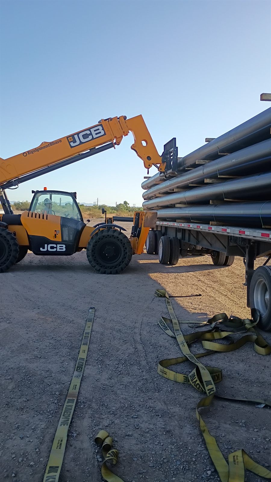 EGC Logistics & Transport cargando maquinaria en plataforma
