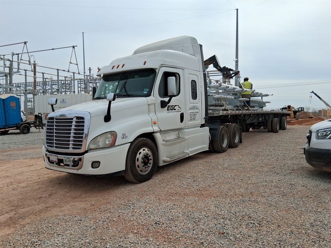 Tractor EGC con plataforma cargada