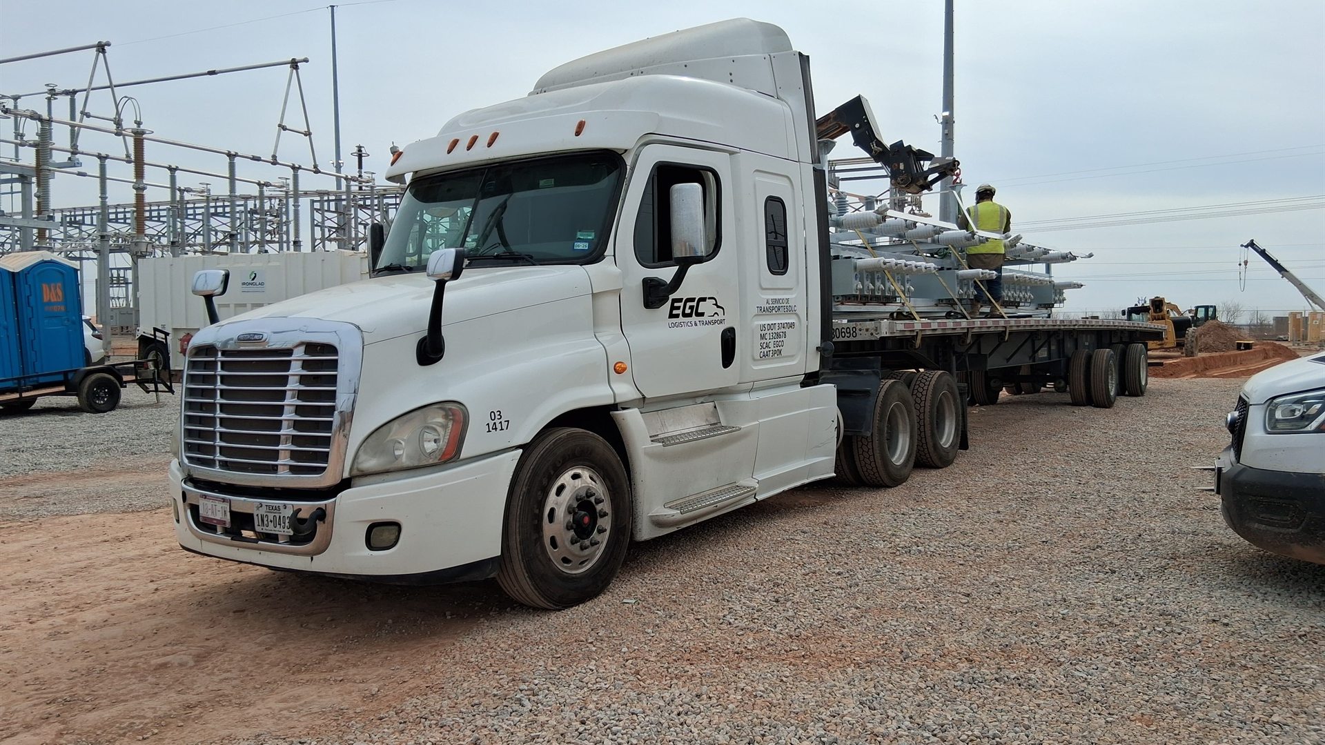 Tractor de EGC Logistics & Transport con plataforma cargada